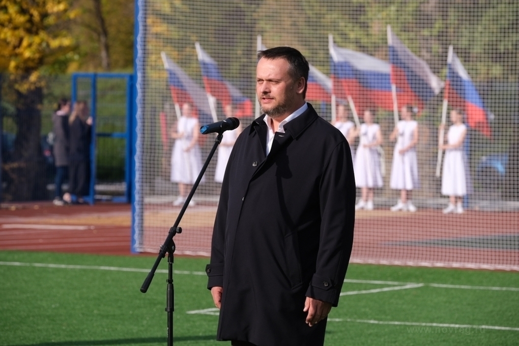 Andrey Nikitin opened the stadium of the Kvant gymnasium in Veliky Novgorod