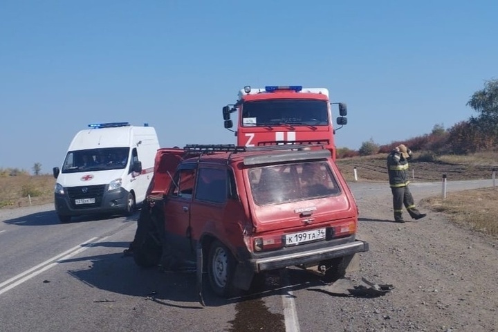 При столкновении автомобилей под Волгоградом пострадали два человека