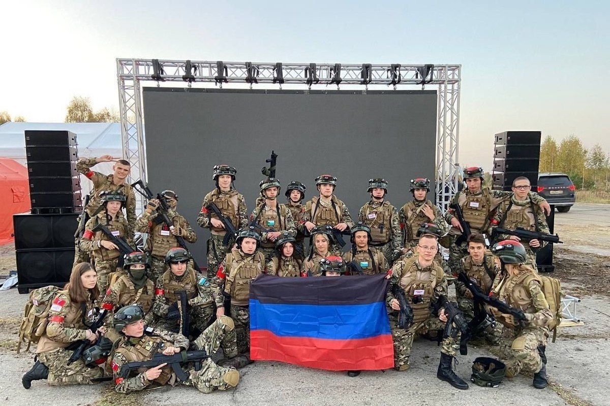 Юные активисты представили ДНР на военно-патриотической игре "Зарница"