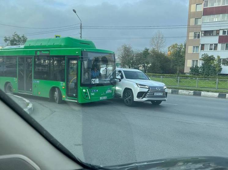Пассажирский автобус и Lexus  столкнулись в Южно-Сахалинске