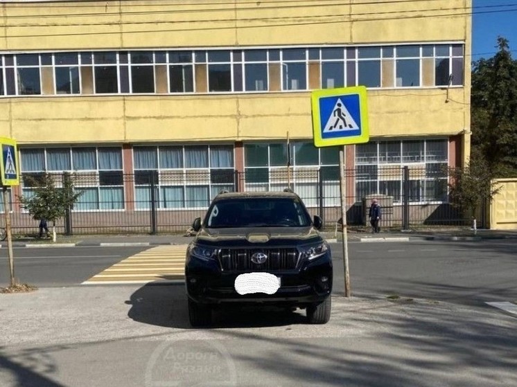 Водителя Toyota оштрафовали на 1000 рублей за парковку на тротуаре в Рязани