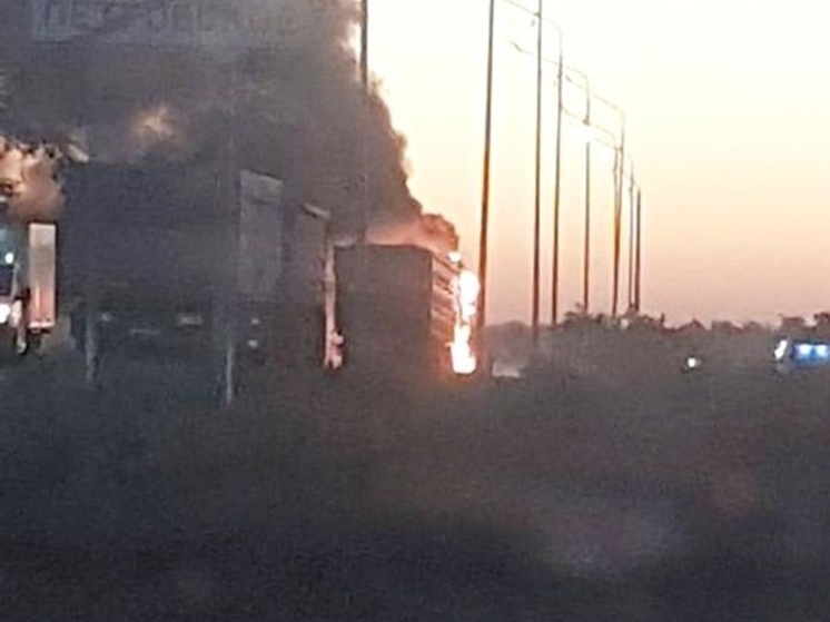 В Азовском районе Ростовской области посреди дороги сгорел грузовик