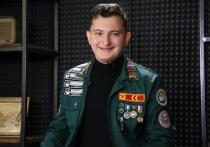 Именно так случилось с еще одним героем стрим-шоу «Поутру» на «Гранада ТВ». Ветеран южноуральского студенческого отряда Кирилл Черношвец сейчас работает су-шефом в одном из известных ресторанов, но студотрядовскую форму с многочисленными значками и нашивками бережно хранит.