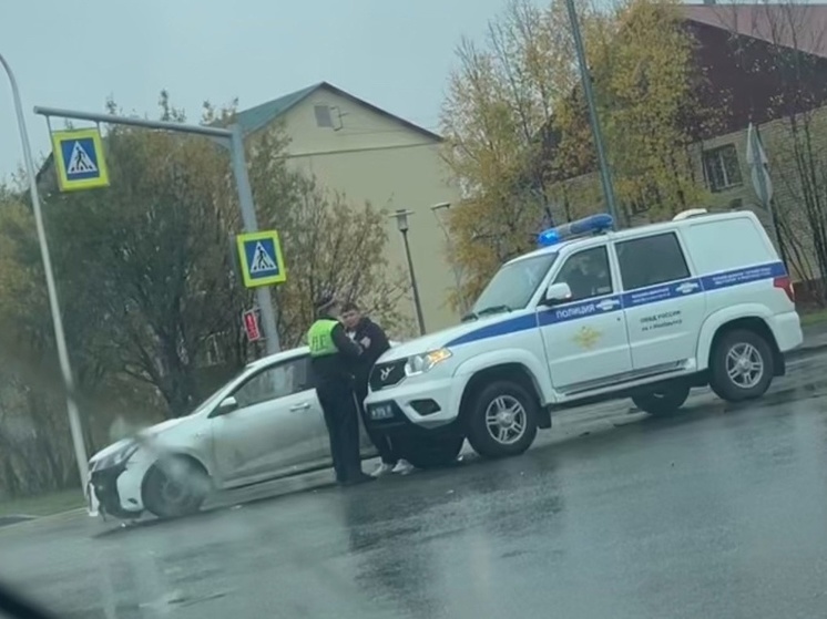 В Ноябрьске иномарка врезалась в полицейскую машину на перекрестке