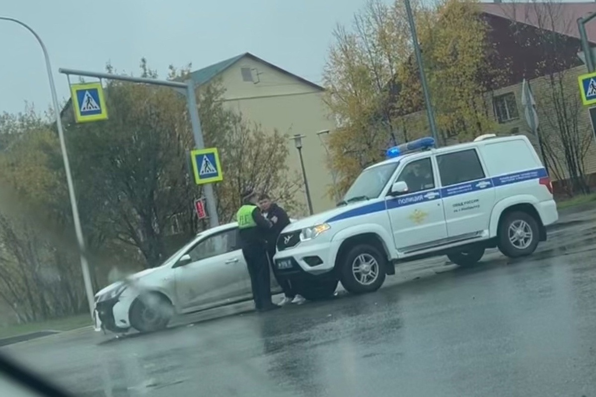 В Ноябрьске иномарка врезалась в полицейскую машину на перекрестке - МК Ямал