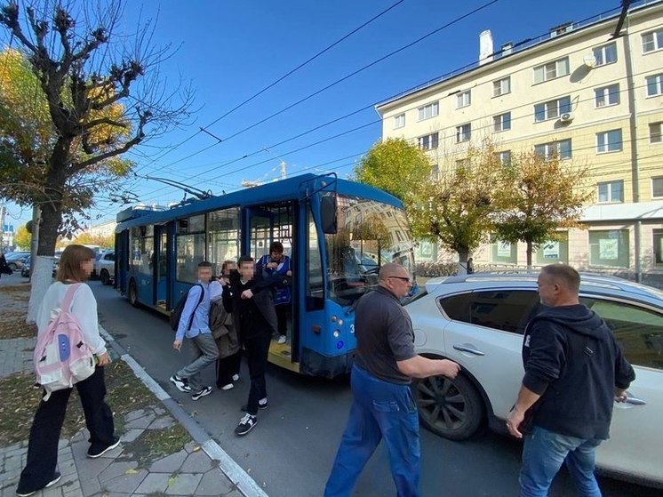 На улице Ленина в Рязани троллейбус врезался в легковой автомобиль