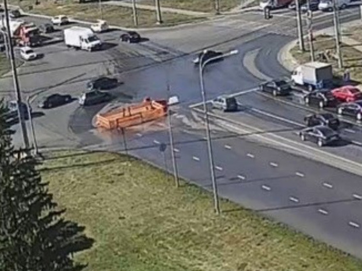 В Липецке прорвало водопровод на Кольце трубного завода