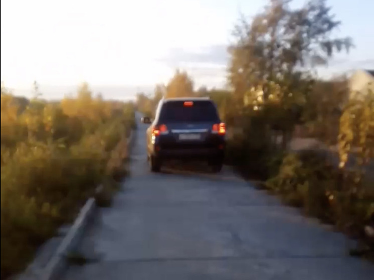 Land Cruiser проехал по пешеходной дорожке набережной реки Читинки