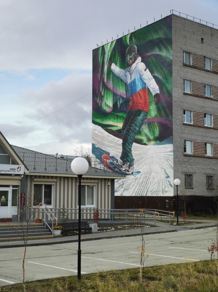 В Харпе мурал со сноубордистом украсил фасад пятиэтажки
