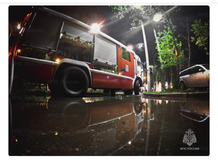 В жилом доме Духовщины загорелся мусор и мебель