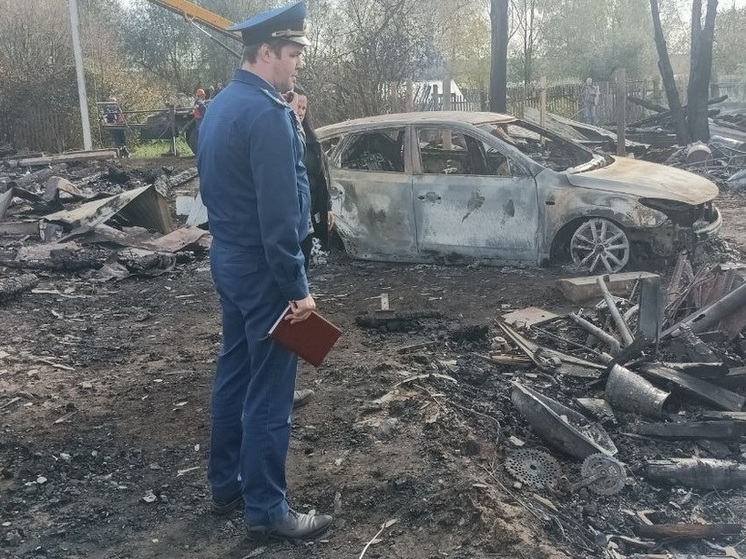 В ночном пожаре в Ярославской области сгорели три дома и автомобиль