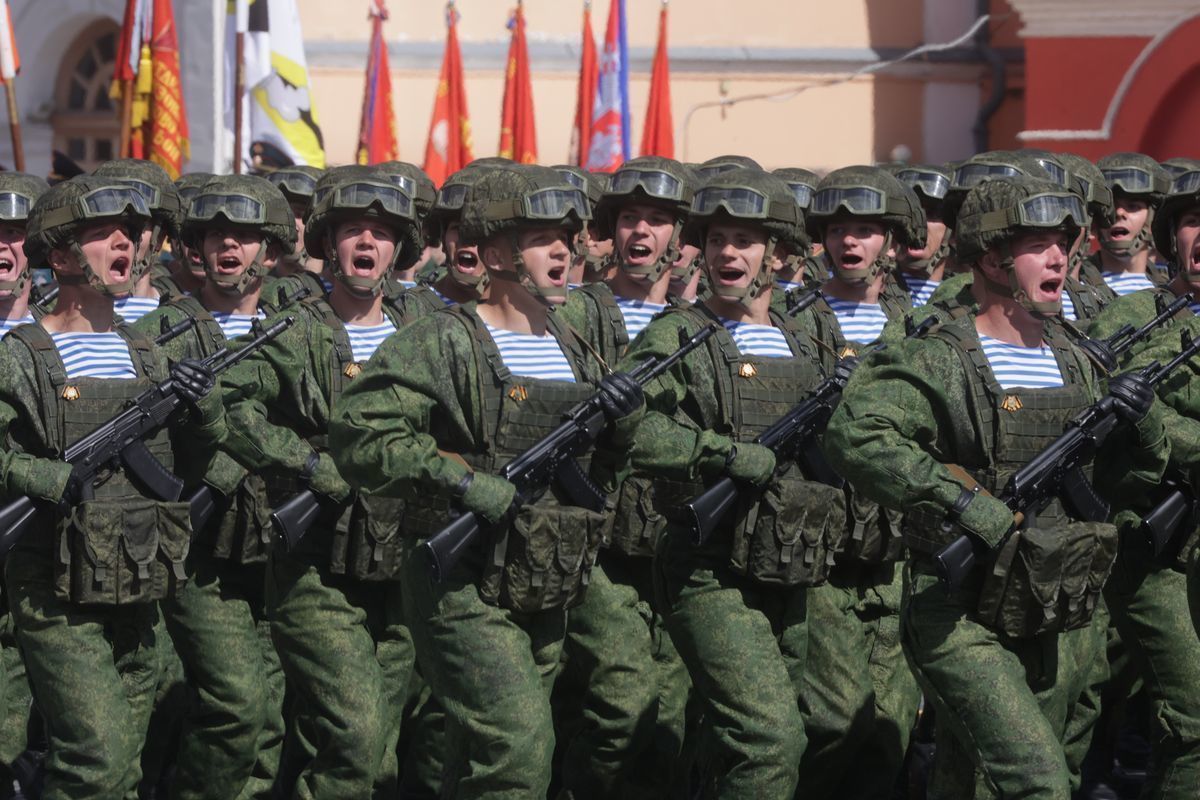 Российские военные. Поенные российские военные. Сильная армия России. Военные флаги России.