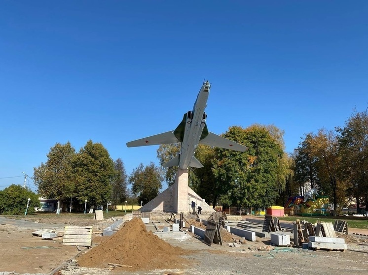 В калужском Кирове затянулся ремонт сквера с самолетом