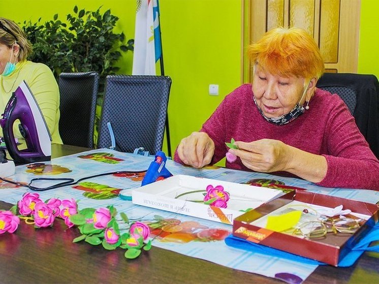 В Астрахани сплели цветочные венки на голову
