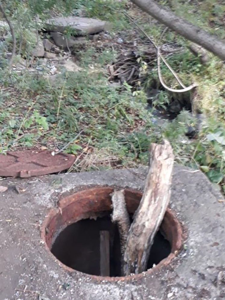 Камчатцы превратили водосток в мусоропровод