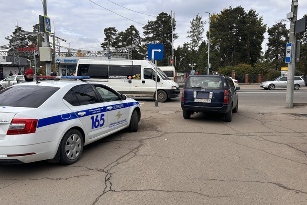 Пенсионерке в Улан-Удэ сломали ногу на парковке торгового центра - МК  Улан-Удэ