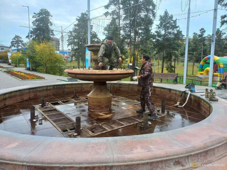 В парке Улан-Удэ откачивают воду из фонтана