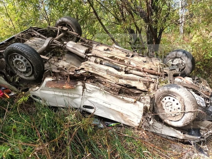 Троих человек смяло в автомобиле в результате жесткого ДТП на юге Сахалина