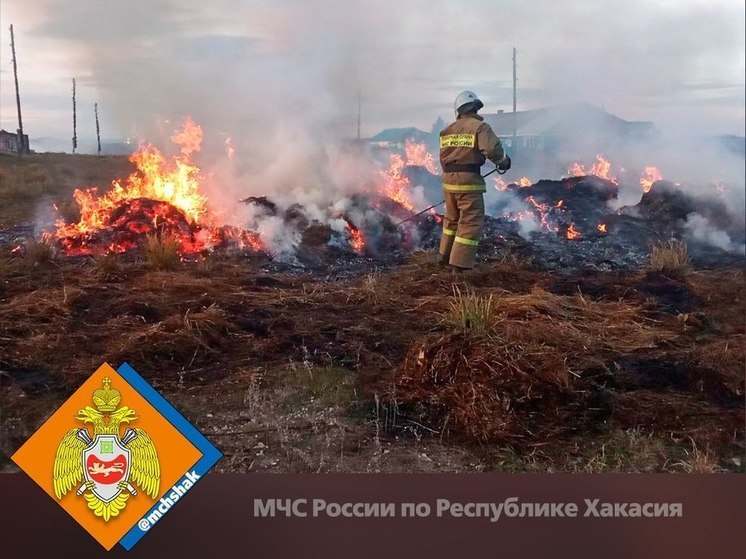 Из-за неисправности трактора в Хакасии сгорело несколько тонн сена