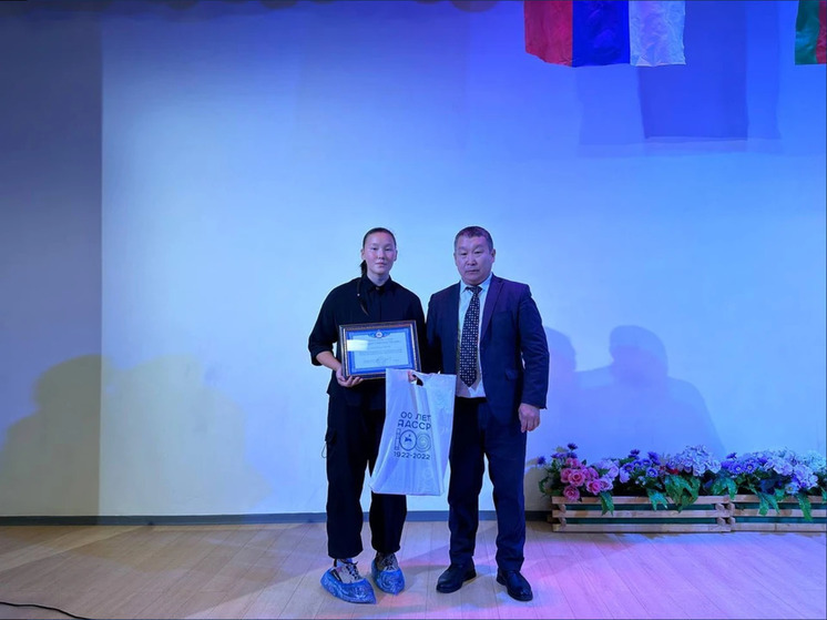 Спасших трех человек школьницу наградили в Якутии