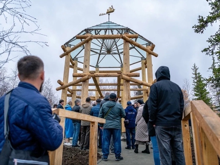 Увековечили память мореплавателей: в Салехарде открыли памятник-маяк