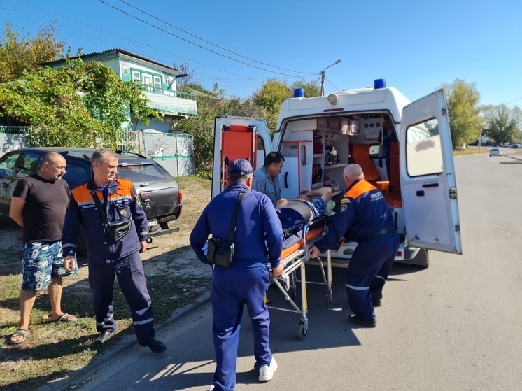 На Дону спасатели помогли доставить в больницу тяжелого пациента с подозрением на инфаркт