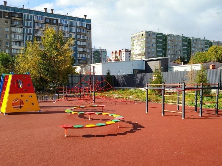 В Ленинском районе Челябинска у школы обустроили спортивную площадку