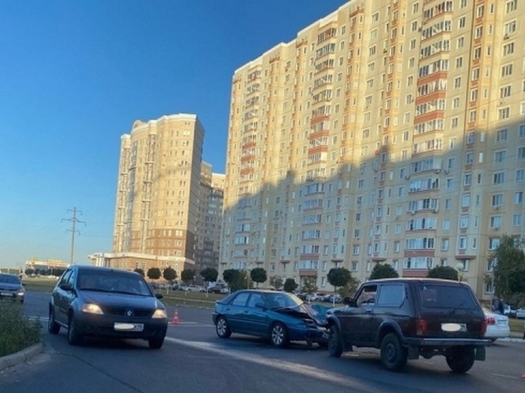 На улице Евгения Клевцова в Курске произошло лобовое столкновение двух авто
