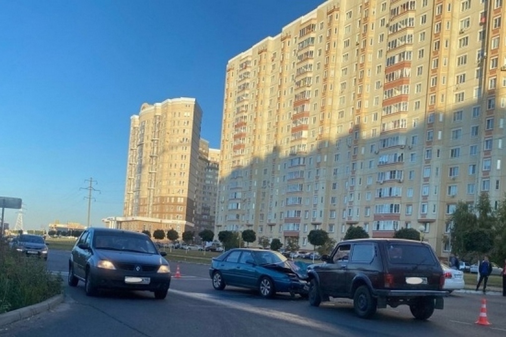 На улице Евгения Клевцова в Курске произошло лобовое столкновение двух авто