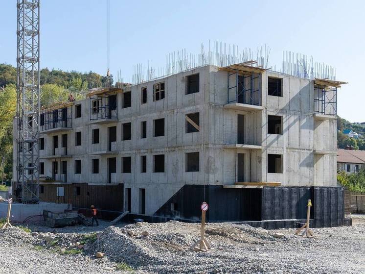 Готов на 25%: в Лазаревском районе Сочи продолжают строить дом для горожан, проживающих в ветхом и аварийном жилье