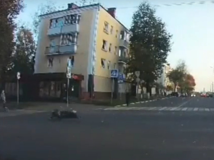 Мотоциклист чуть не сбил на пешеходном переходе в Тверской области маму с ребенком