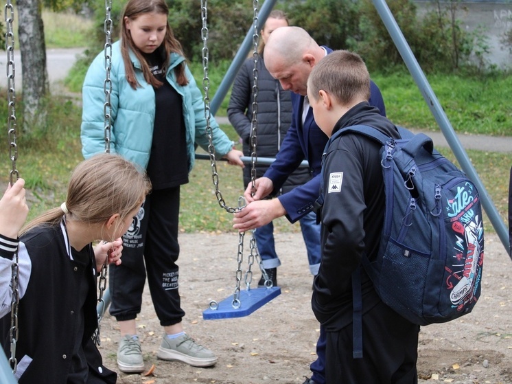 Новую детскую площадку в Медвежьегорске сломали вандалы