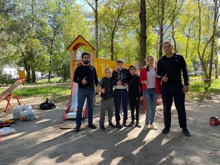 Октябрьские единороссы организовали уборку детской площадки