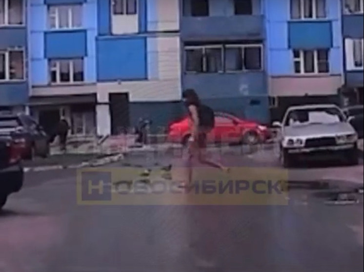 В Новосибирске мужчина в шортах бегает босиком по улицам