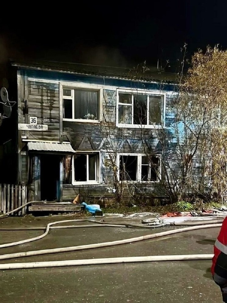 Источник: смертельный пожар в Салехарде мог произойти из-за брошенного квартирантом погибших женщин окурка