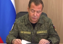 Зампредседателя Совбеза РФ Дмитрий Медведев присутствовал сегодня на полигоне Капустин Яр в Астраханской области при испытательном пуске новой модернизированной высокоточной ударной ракеты