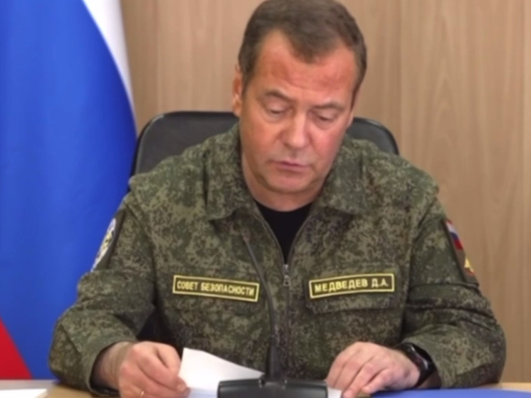 Медведев: испытания высокоточных ударных ракет будут продолжены