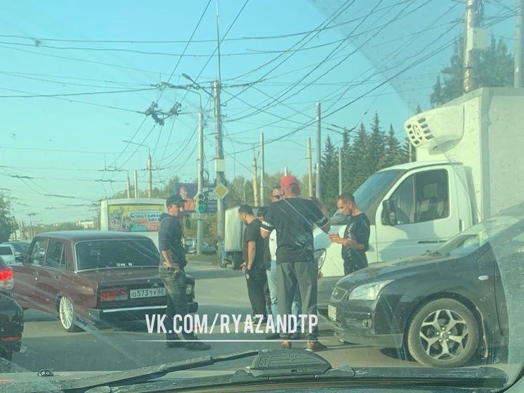 В рязанском Приокском произошло ДТП с 3 машинами