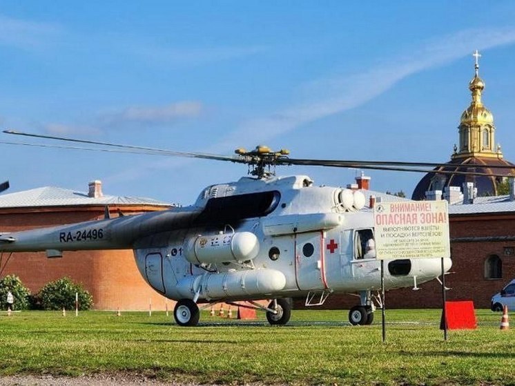 Вертолет Саратовской санитарной авиации приземлился возле стен Петропавловской крепости