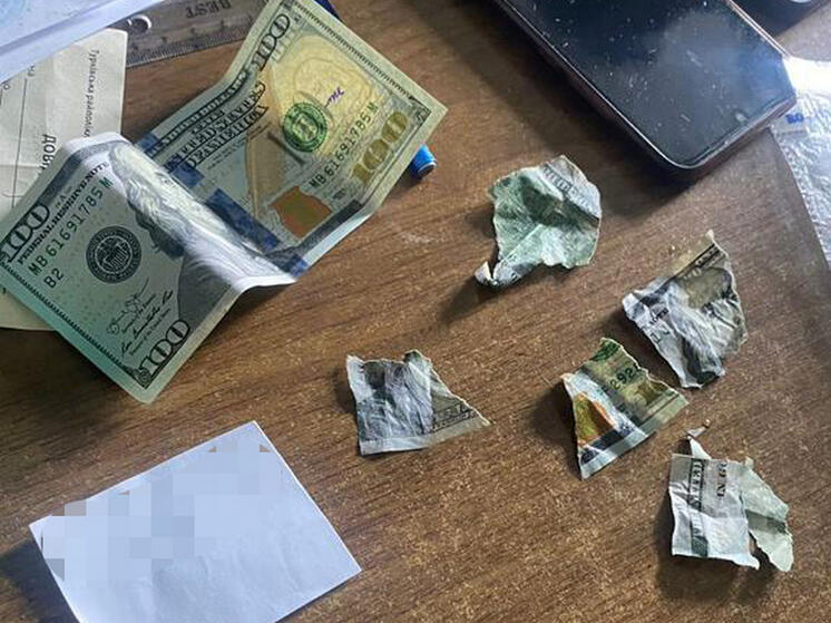 На Украине чиновница попыталась съесть $100 взятки при задержании