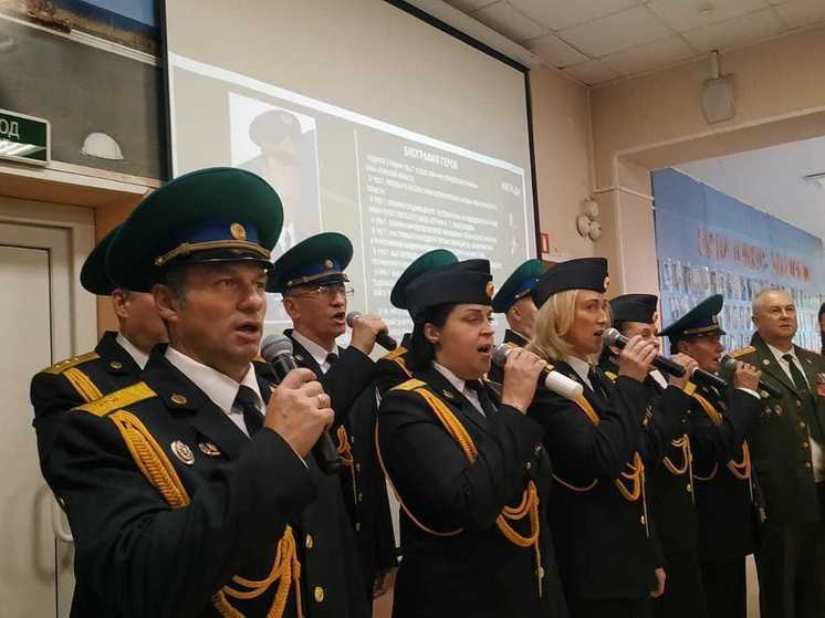 В школе в поселке Рахья появилась парта, посвященная Герою России