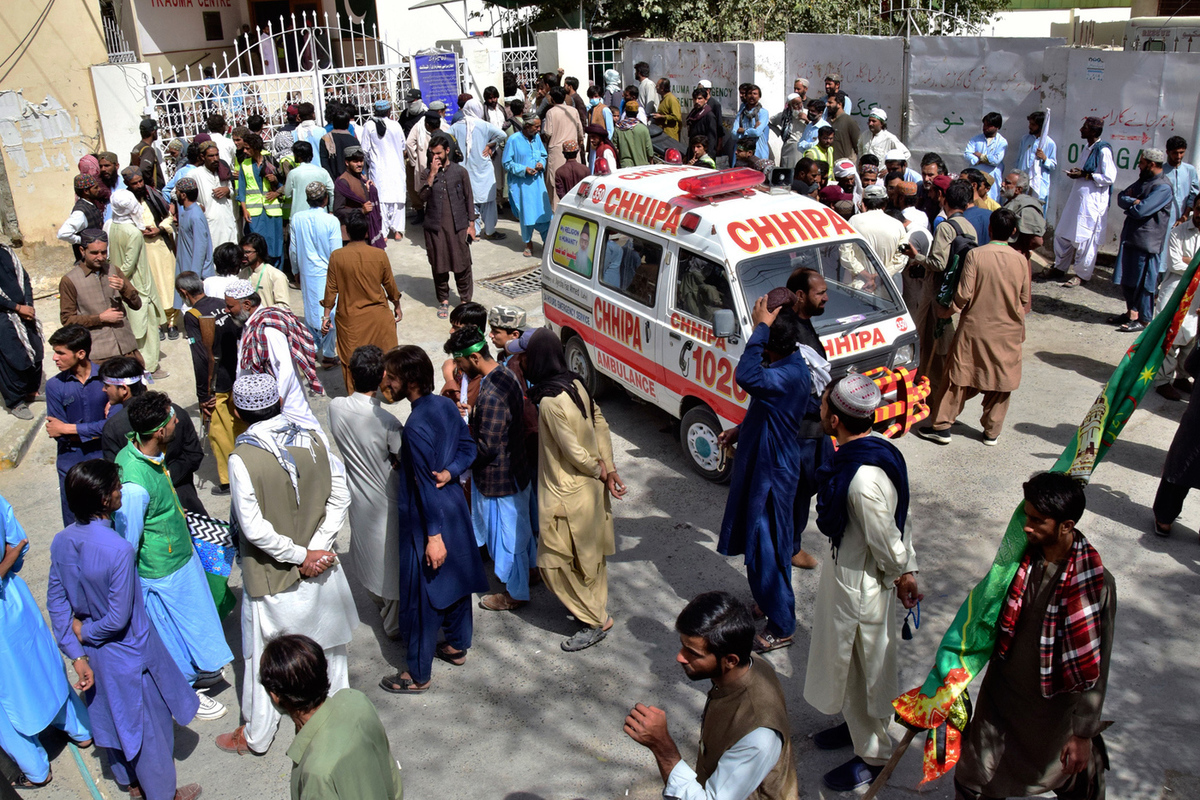 Пакистан пережил два теракта в мечети за один день: десятки погибших