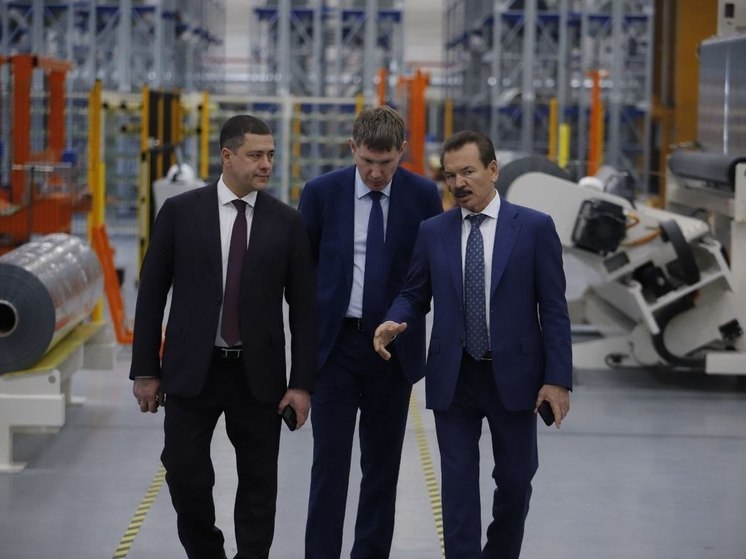 Министр экономического развития РФ Максим Решетников с рабочим визитом посетил псковский завод «Титан-Полимер»