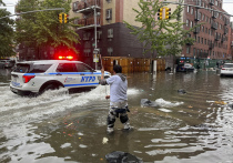 В Сети появились кадры из Нью-Йорка, в котором власти ввели чрезвычайное положение из-за наводнения, вызванного проливными дождями
