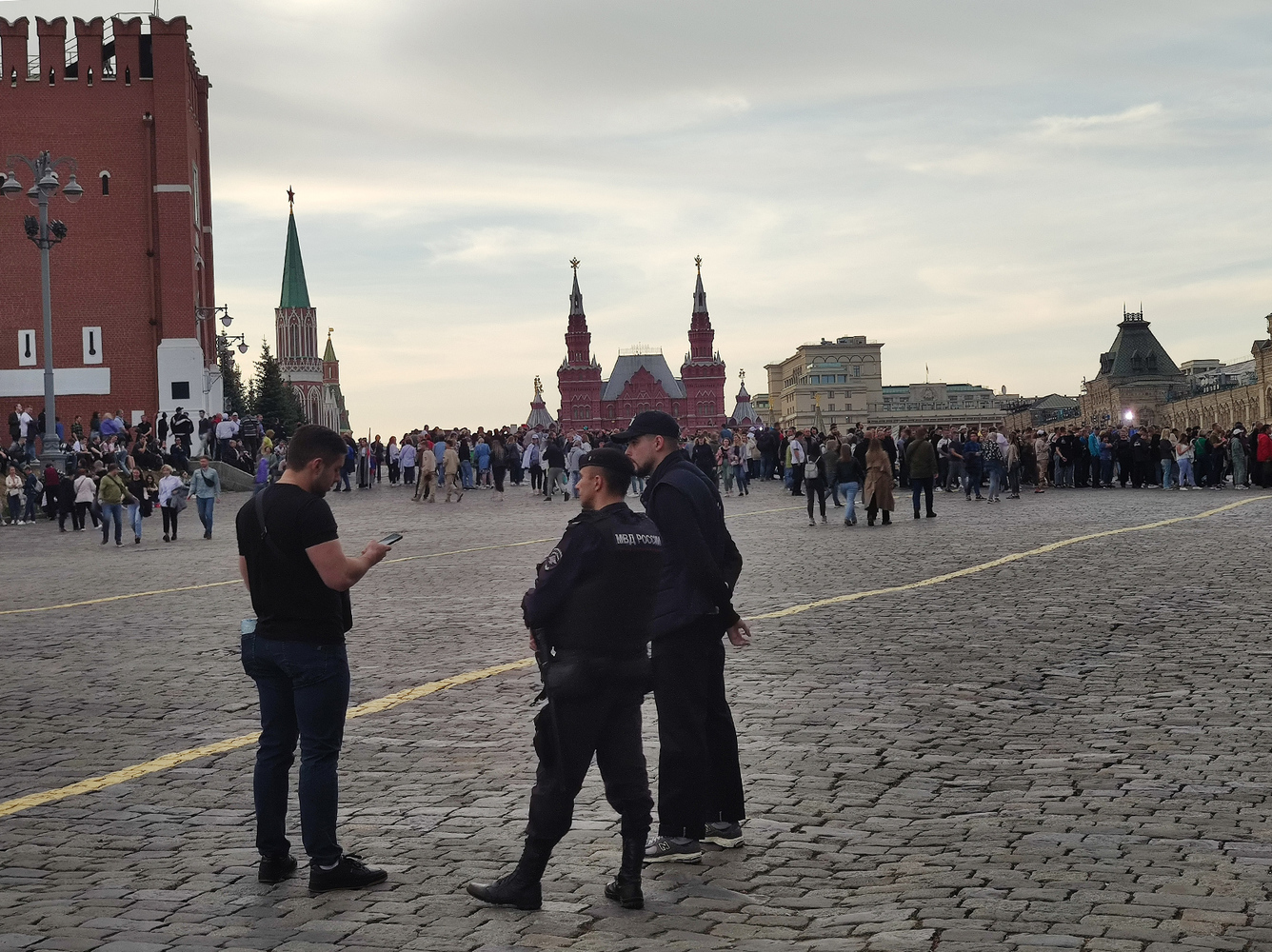 Spectators of the concert on Red Square for Reunification Day: footage of those gathered