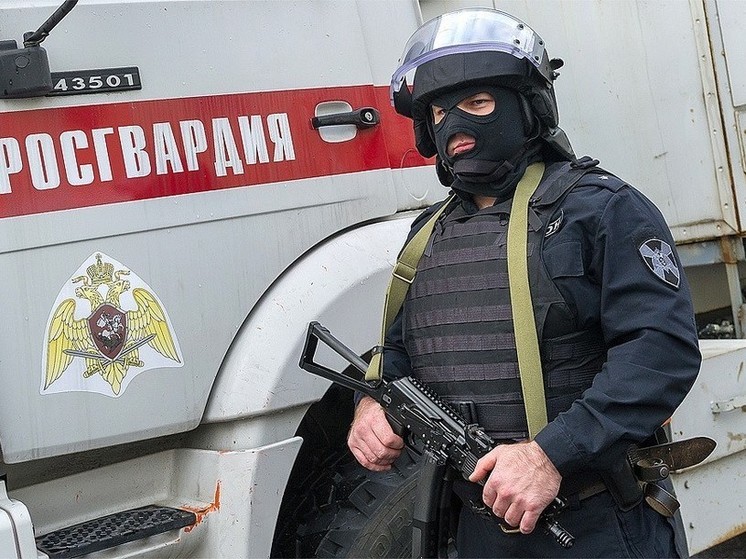 Житель Ливенского района нашёл в траве пакет со странным содержимым