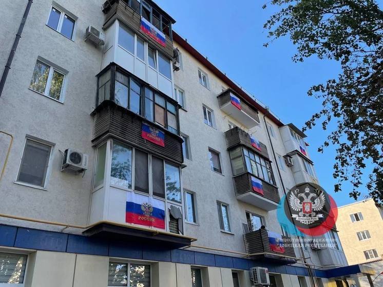  Жители Мариуполя украсили свои дома российскими тирколорами в преддверии Дня воссоединения новых регионов с РФ