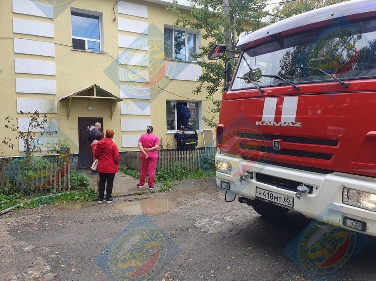 Спасатели на Сахалине помогли мужчине-инвалиду забраться на кровать