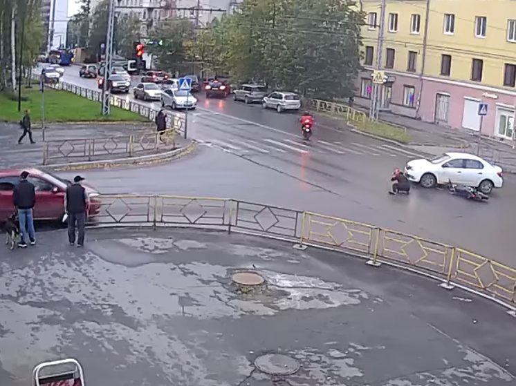 Мотоциклист под красный протаранил автомобиль в Петрозаводске и сбежал