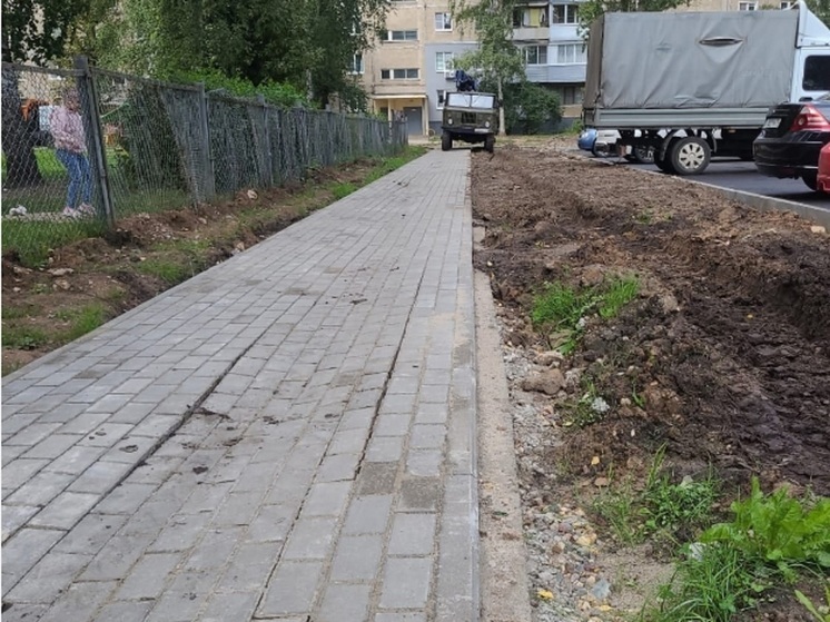 В Ярославле недавно уложенную плитку во дворе повредили коммунальщики
